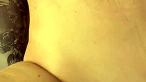 ich fick meine heiße ehefotze auf dem esstisch, lutsch ihre tits und spritz in ihre geile muschi ab. willst du das sehen?