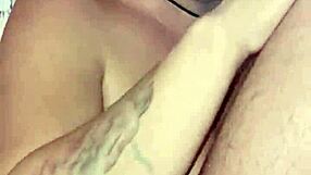 Chupando este pauzao branco e grosso no estacionamento e encheu minha cara de leitinho