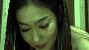 เมียเอเชียนญี่ปุ่นล่อลวงคนส่งของในฉากร้อนแรง