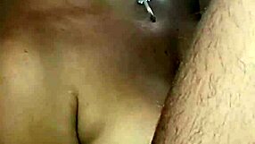 Chupando este pauzao branco e grosso no estacionamento e encheu minha cara de leitinho