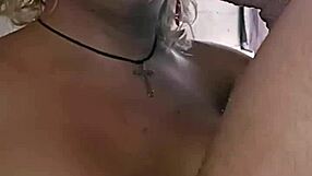 Chupando este pauzao branco e grosso no estacionamento e encheu minha cara de leitinho