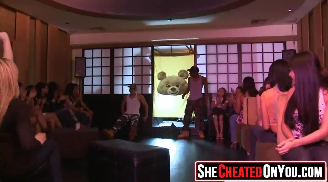 Cabbie meets pretty girl for a ride in the city