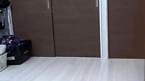 Elegantna dama krije razvratno telo sa ogromnim sisama. Sledi jahanje i dogi stil.