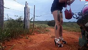 enfiei a pica na loirinha no meio da estrada em publico