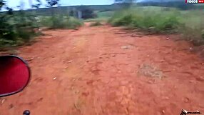 enfiei a pica na loirinha no meio da estrada em publico