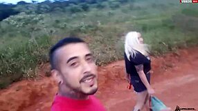 enfiei a pica na loirinha no meio da estrada em publico