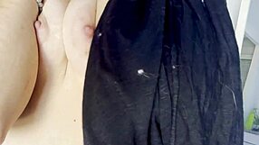 An Arab princess masturbates and sends the video to her lover.