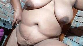 الخالة الهندية الكبيرة الصدر تتباهى بصدرها الطبيعي الكبير لك!