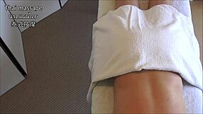 Тайландска масажистка заснета в щастлив край по време на интензивен масаж