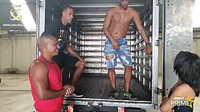 Gangbang Com Novinha Fode no Caminhão com Ajudantes Dotados