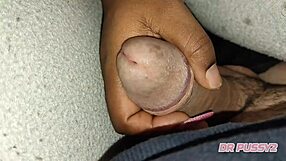Mão da negra tarada masturbando big cock interracial