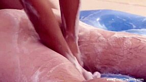 ¡Masaje nuru jabonoso! Milf asiática da relax íntimo en sesión erótica brutal