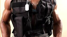 Crni SWAT hunk vuče veliki kurac u uniformi - Vaau!