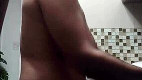 macho peladinho washing dishes