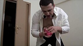 Pelayan Hulk Berotot Sajikan Minuman