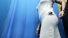 סיפור אמיתי מילף רוסית מחליפה בגדים בחדר הלבשה מוסתר