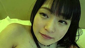 이 야한 아시안 여자의 와일드한 움직임에 빠져 못 빠져나와!