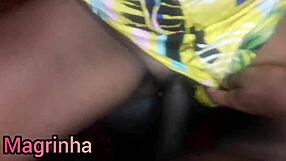 Neg�o pirocudo com tes�o com a magrinha gostosa gozando no final