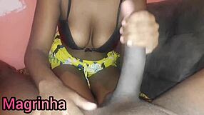 Neg�o pirocudo com tes�o com a magrinha gostosa gozando no final