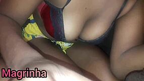 Neg�o pirocudo com tes�o com a magrinha gostosa gozando no final