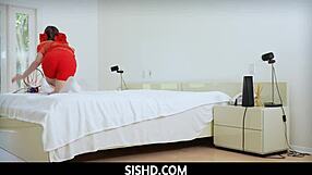 Aliya Brynn se oddává vášnivému sexu na kuchyňské lince, včetně hlubokého hrdla a ruční práce na nahé pornohvězdě