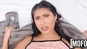 Drobná Latina 18+ cucá a šuká servisního chlápka