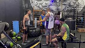 preta gostosa nao resistiu os 4 marombas da academia e deu cuzinho e bucetinha