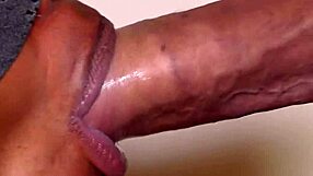 Cazzo Bianco Gigante Scarica nella Bocca della Troia Ebony per Inghiottire