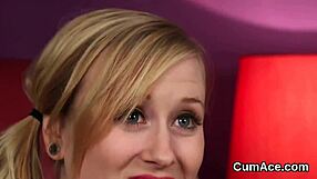 Listig babe svalder varje droppe efter vild blowbang och facial