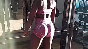 preta gostosa nao resistiu os 4 marombas da academia e deu cuzinho e bucetinha