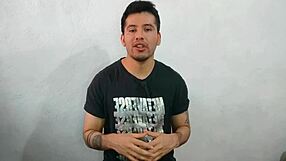 Зрял мъж проникнат от тинк на партито