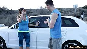 Elegantná milf sa nechá tvrdo fučať a striekať na jej hladké brucho