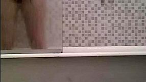 Spionez sora mea făcând baie, vedere tentantă în cadă