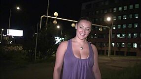 Krystal Swift bleskne své obrovské prsa na ulici před veřejným orgií