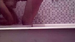 Spionez sora mea făcând baie, vedere tentantă în cadă