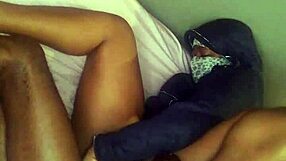 Czuję tego afrykańskiego dojrzałego wielkiego czarnego kutasa z boku tak głęboko