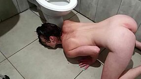 Hej, šlupko, moč mi na tvár kým hlava je v záchode