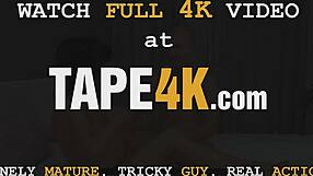 Kiihottunut jättitissinen gilf naidaan nuoren myyjän toimesta