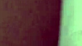 Sranje! Apu uhvati malu Jassi kako se masturbira u kuhinji i jebe njenu tesnu pičku!