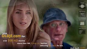 Gammal man njuter av sex med ung 18+ partner. Detaljerade scener i sovrummet.