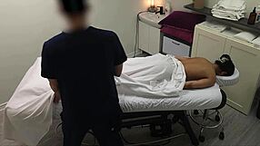 طلاب هندي شاب مقترح أول تدليك