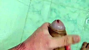 BATENDO PUNHETA NO BANHO.