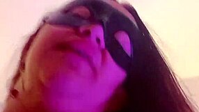 Kåt stemor forfører stesønnen sin og melker sæden mens hun viser fitta og ræva, renser med tunge som ekte latina hore i New York