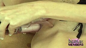 Alusasuinen blondi saa kovan tärisevän orgasmin