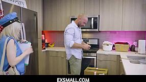 Exsmall 18+ - liten 18+ blond tonåring 18+ brevbärare Minxx Marley blir slamrad av stor kundkuk