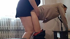 أستخدم السترابون سراً على خادمتي بينما الزوج بعيد