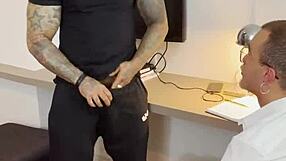 Tatuado hetero fode o médico - bastidores