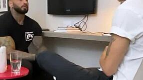 Tatuado hetero fode o médico - bastidores