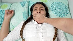 Ciii, nie krzycz, brat przyrodni zakrada się na pieprzenie