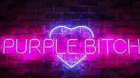 Does Foxy's dildo stretch her pussy?